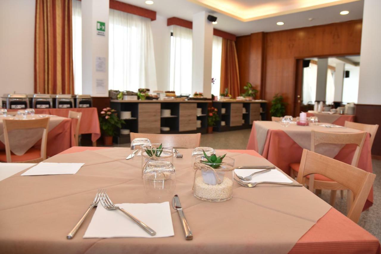 Hotel Excelsior Montesilvano Marina Kültér fotó